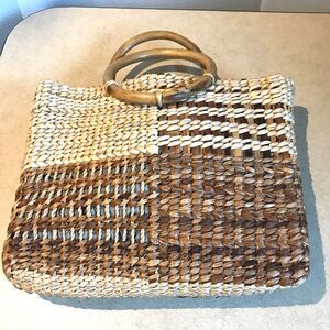Straw Handbag Wood Handles Brown/Neutral Unlined No Closure Tote 10X12 Inches